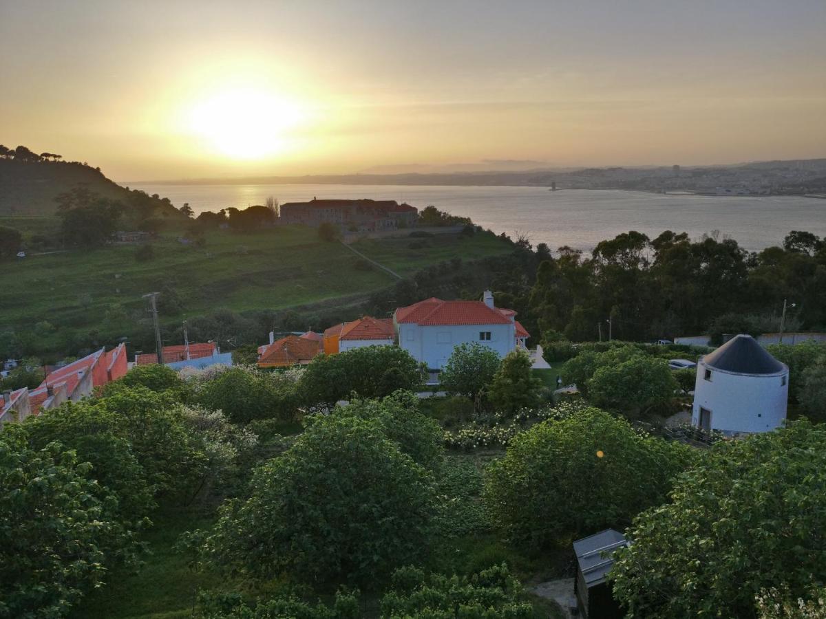 Bed and Breakfast Olá Belém! Cozy Windmill, Stunning views to Lisboa Caparica Zewnętrze zdjęcie